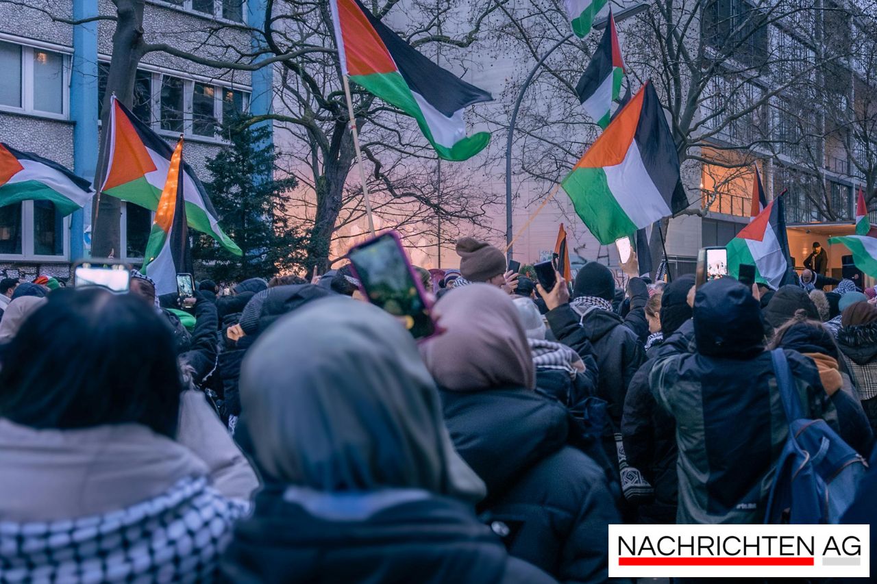 Randalierende Demonstranten greifen Polizeiposten in Connewitz an