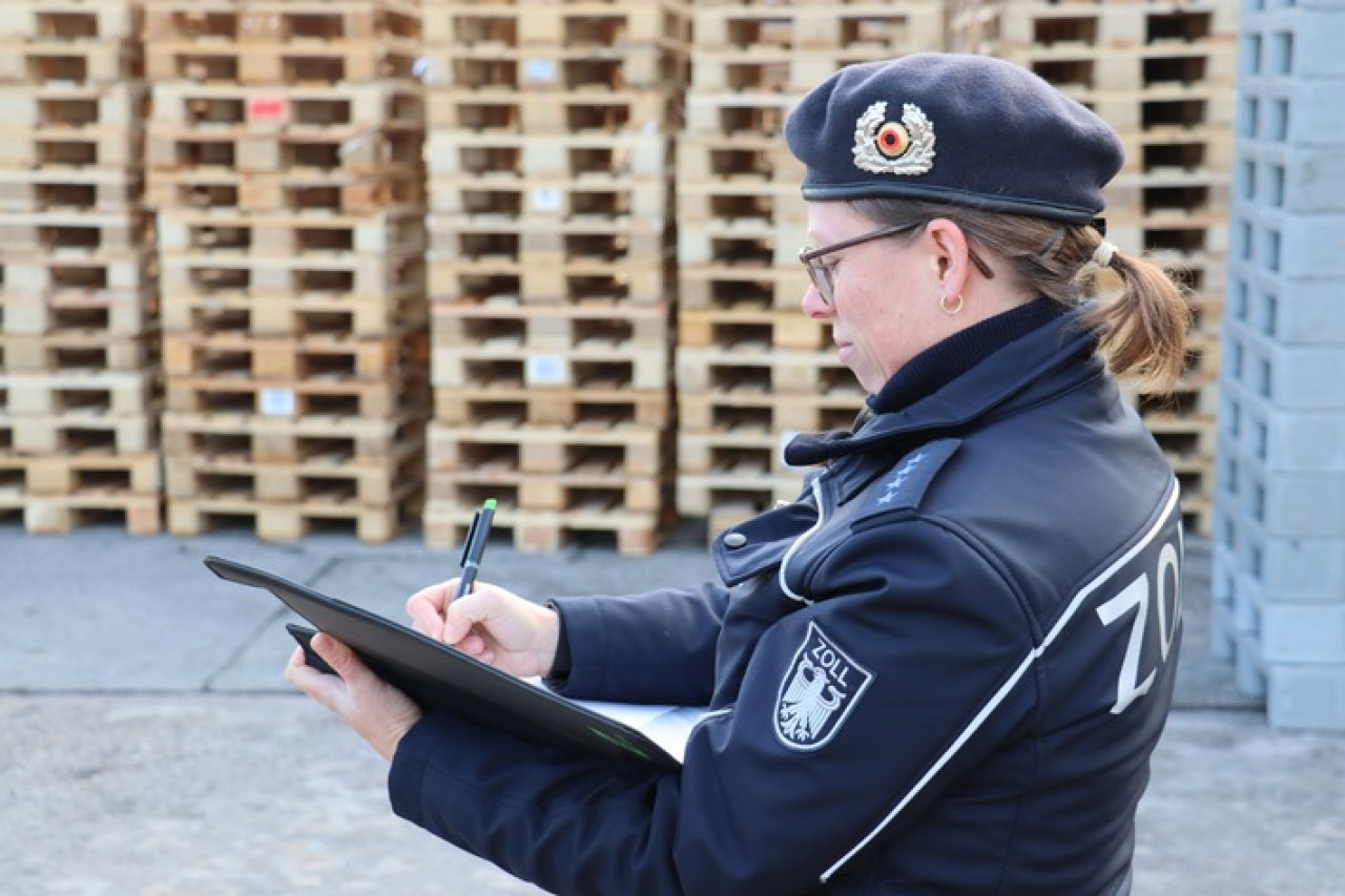 Bundesweite Kontrolle: Zöllner decken Schwarzarbeit auf Dresdner Baustellen!