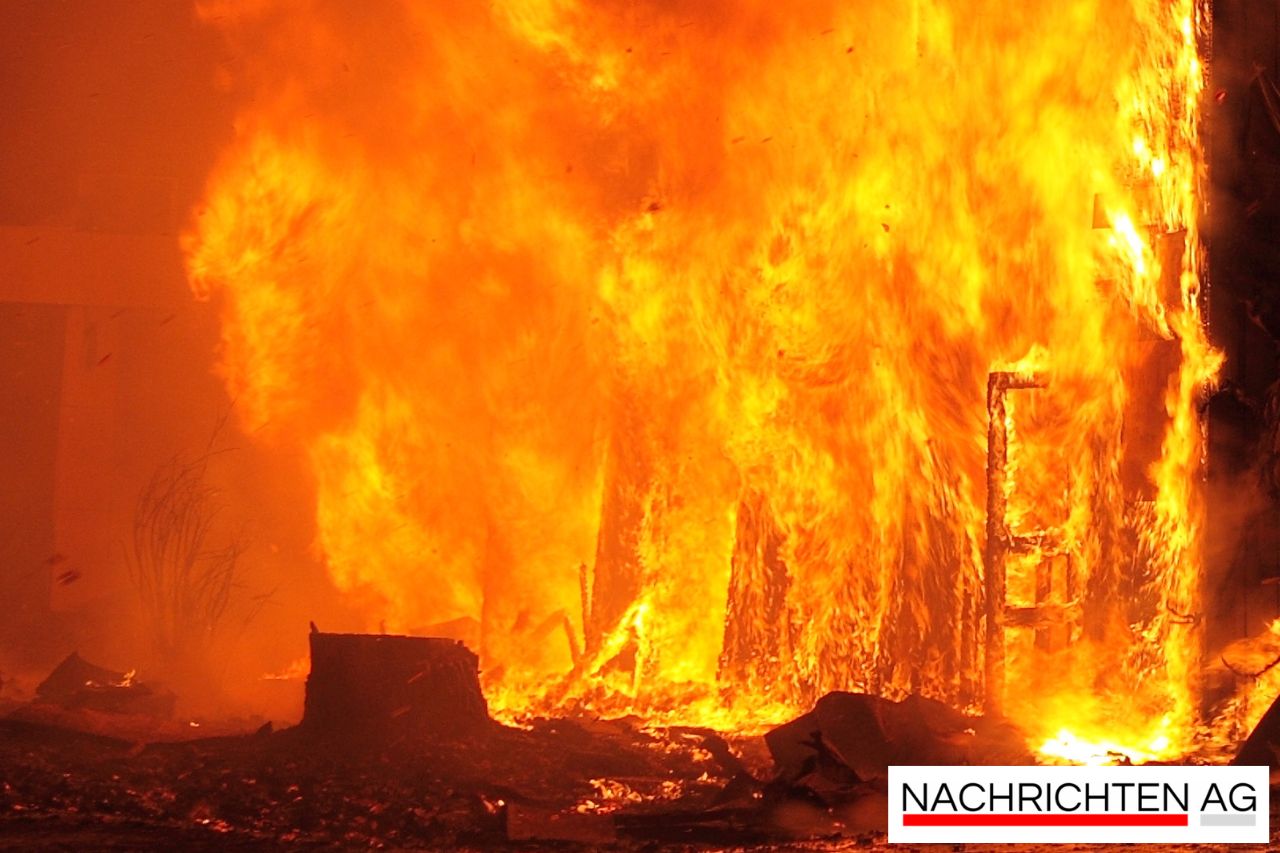 Großbrand an der Bahnstrecke: 250 Feuerwehrleute im Einsatz!