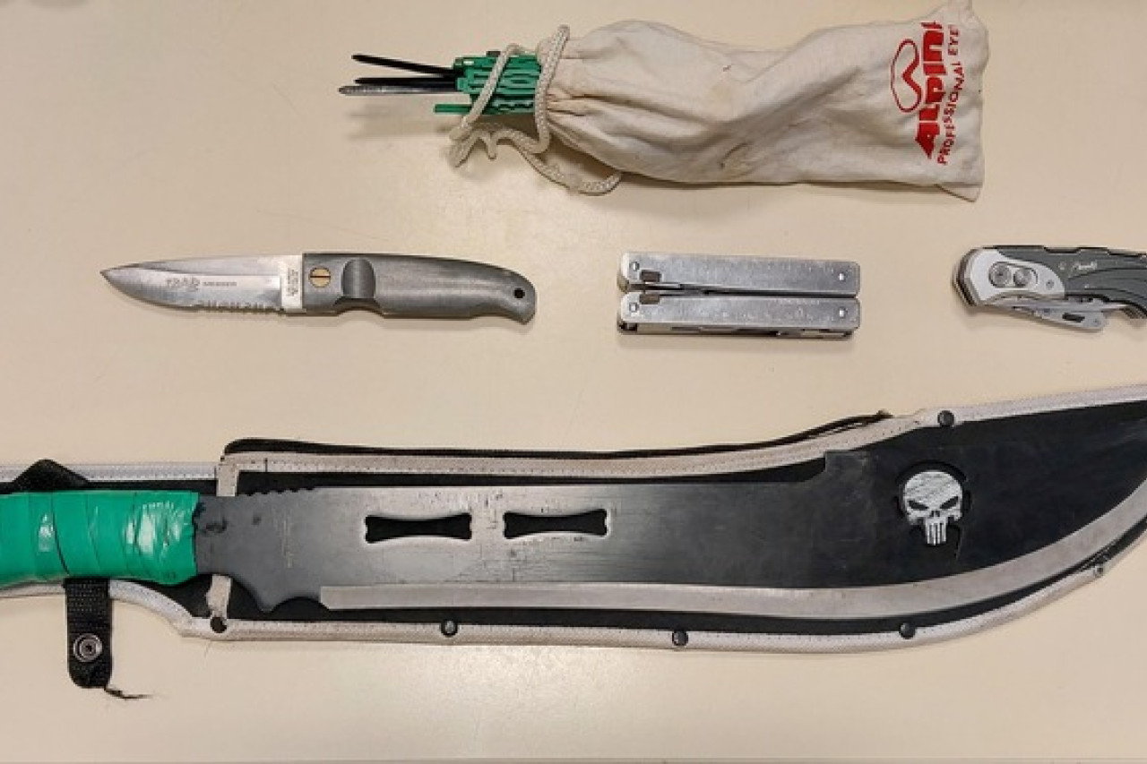 Mann mit Machete und Drogen im Einkaufsmarkt in Dresden-Neustadt festgenommen