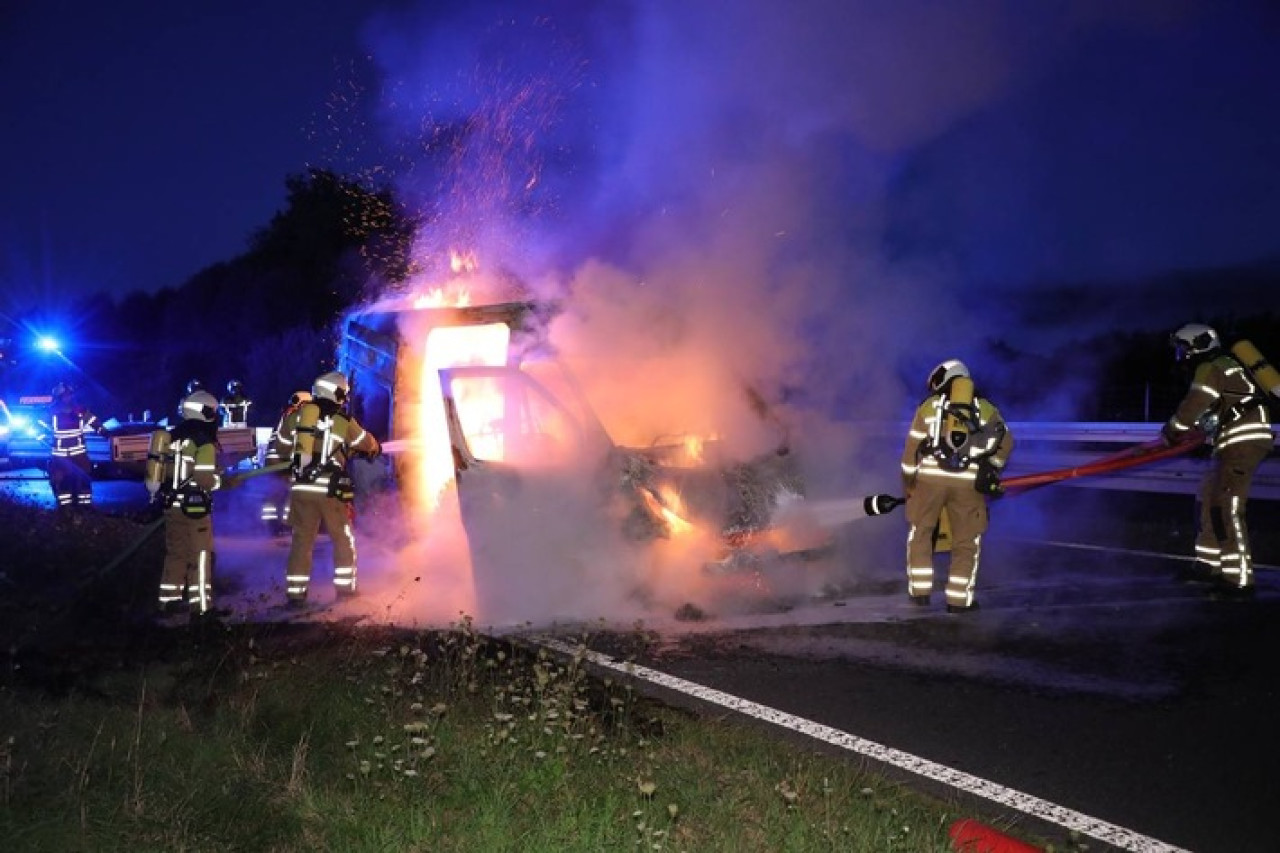 Mercedes-Sprinter steht in Flammen: Feuerwehr rettet Fahrer in letzter Minute!