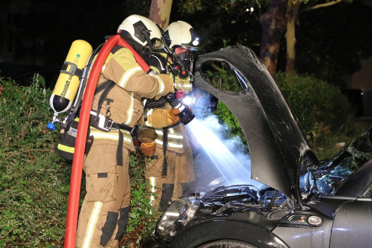 Feueralarm in Dresden: Nacht der Fahrzeugbrände fordert Feuerwehr!