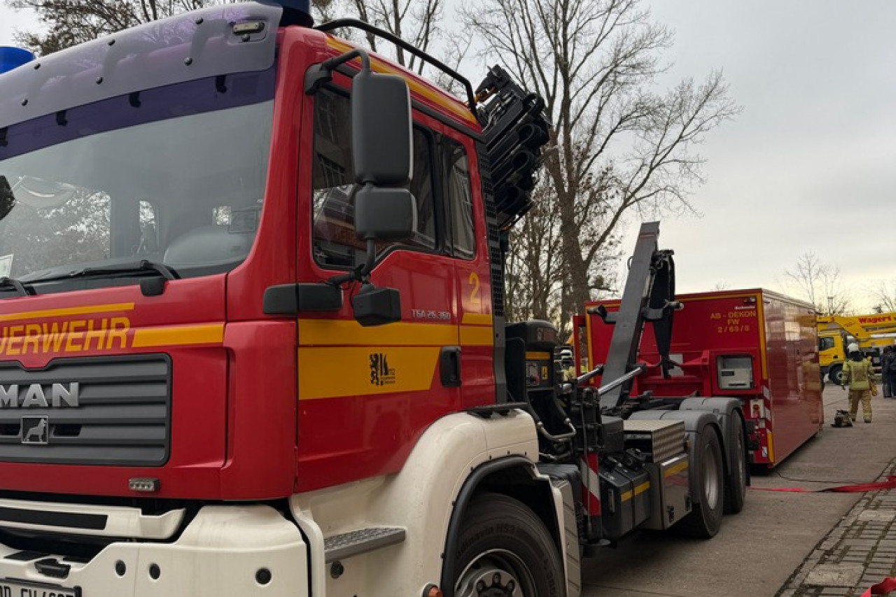 Gefahrstoffaustritt in Klotzsche: Feuerwehr rettet elf Personen!