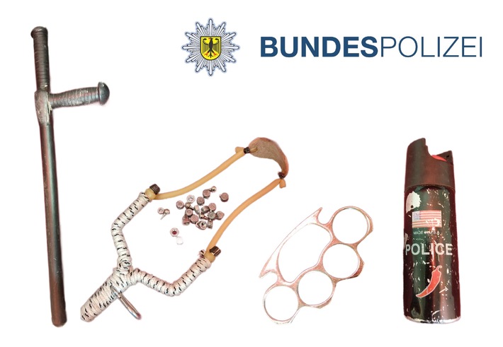 Bundespolizei entdeckt gefährliches Waffenarsenal bei Kontrolle in Hagenwerder
