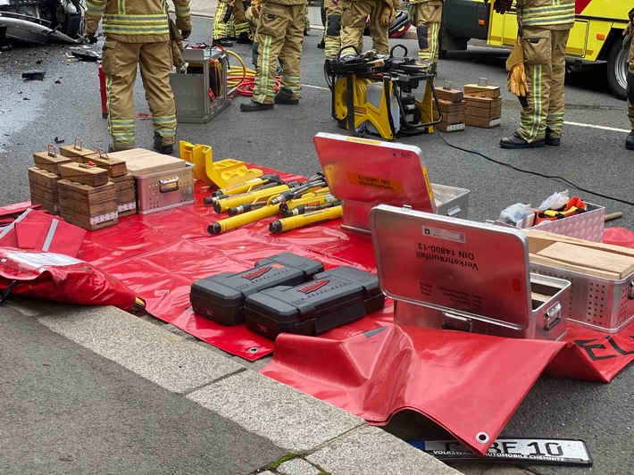 Schwerer Unfall an Rolltreppe: Feuerwehr rettet eingeklemmte Frau!